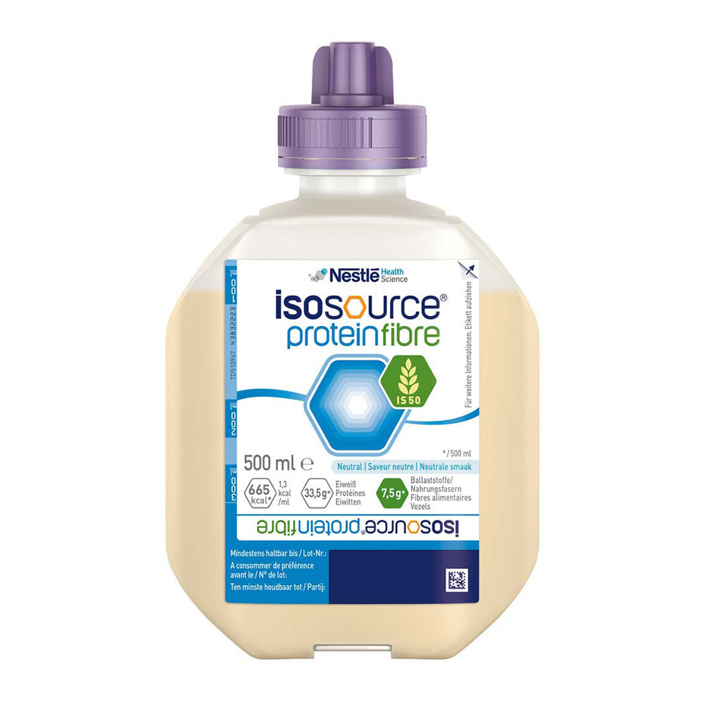 Weißer Hintergrund, auf dem ein quadratischer, gelber Karton mit der Aufschrift "Isosource Protein & Fibre" zu sehen ist. Der Karton ist für den Produktverkauf von Nestlé konzipiert und enthält 12 Trinknahrungen. Auf der Vorderseite sind die Hinweise "Protein" und "Ballaststoffe" sowie eine Skala für Nährwerte sichtbar. An der oberen Seite sind verschiedene Icons abgebildet, die auf die Vorteile des Produkts hinweisen, darunter eine Darstellung von Nährstoffen und eine Empfehlung für funktionale Ernährung.