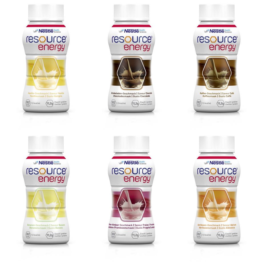 Produktbild eines Nestlé Resource Energy Mischkartons. Der Karton enthält sechs Packungen à 200 ml. Die Verpackung ist in einem auffälligen Design mit einer Farbpalette aus Gelb, Blau und Weiß. Auf der Vorderseite ist der Markenname „Nestlé Resource“ deutlich sichtbar, gefolgt von „Energy“ in großer, gelber Schrift. Die Packungen sind in einer senkrechten Anordnung angeordnet, mit einer klaren Sicht auf das Nährwertprofil. Hintergrund ist neutral, um den Fokus auf die Produktverpackung zu lenken.