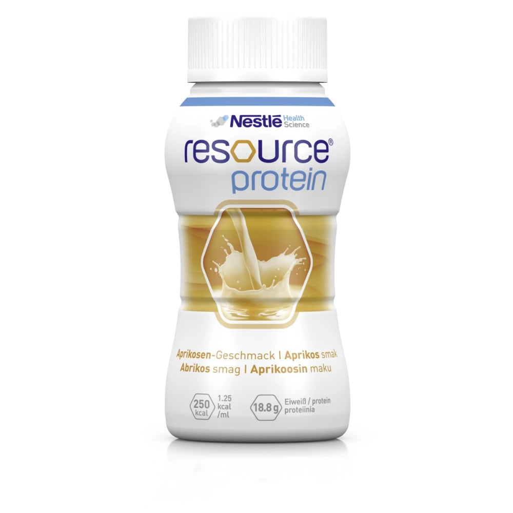 Bild zeigt eine Packung mit sechs Flaschen Nestlé Resource Protein Drink. Jede Flasche hat ein Fassungsvermögen von 200 ml und ist in einem klaren Kunststoffdesign dargestellt. Die Packung ist auf einem weißen Hintergrund platziert und hebt die verschiedenen Geschmacksrichtungen hervor, darunter Vanille, Schokolade und Erdbeere, die prominent abgebildet sind. Die Vorderseite der Verpackung trägt das Nestlé-Logo sowie Angaben über den hohen Eiweißgehalt.