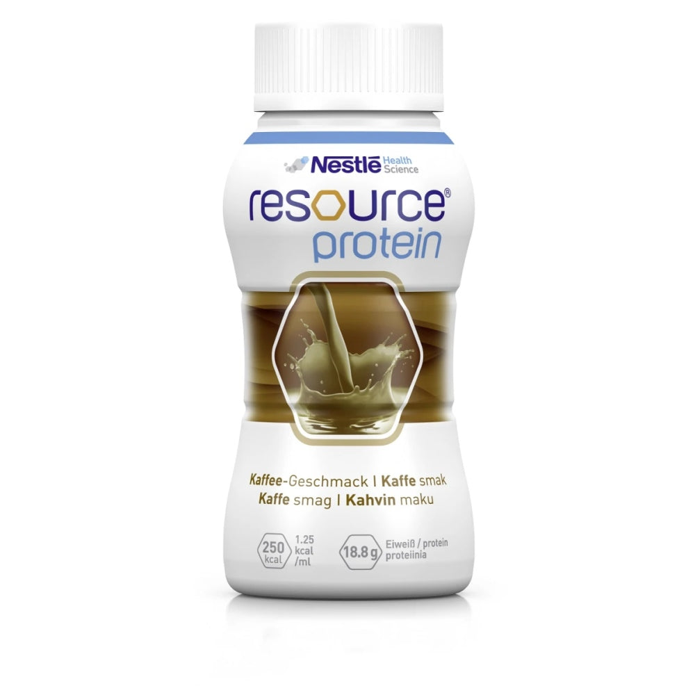 Sechs Packungen Nestlé Resource Protein Drink stehen auf einem weißen Hintergrund. Jede Packung hat ein modernes Design mit einer klaren Sicht auf den Inhalt. Jede Flasche ist 200 ml groß und in einem quadratischen Tetra Pak verpackt. Die Vorderseite der Packungen zeigt eine ansprechende Farbpalette in Blau, Gelb und Weiß. In prägnanter Schrift wird "Resource Protein Drink" sowie der Hinweis auf den hohen Proteingehalt abgebildet.