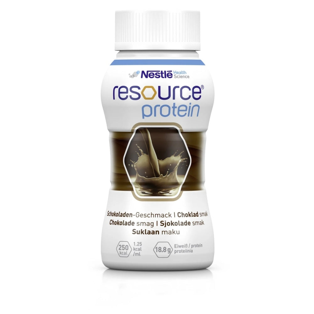 Sechs Packungen Nestlé Resource Proteintrink in einer robusten, bunten Verpackung. Jede Packung hat eine Größe von 200 ml und ist ideal für proteinreiche Ernährung. Die Geschmacksrichtungen sind deutlich abgebildet, darunter vanille und schokolade. Im Hintergrund sind einige Nährwerte und Vorteile des Produkts aufgeführt. Die Verpackung ist gut belichtet und zeigt die klare, ansprechende Gestaltung, die die Zielgruppe ansprechen soll. Die Farben sind lebhaft und laden ein, das Produkt auszuprobieren.