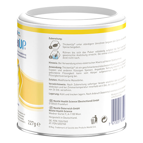 Bildbeschreibung für das Produkt: Eine Packung Nestlé ThickenUp Andickungspulver für Flüssigkeiten und pürierte Speisen. Die Verpackung ist überwiegend in Weiß gehalten, mit orangefarbenen und blauen Akzenten. Auf der Vorderseite ist das Produktlogo prominently platziert, zusammen mit einer kurzen Beschreibung der Anwendung. Auf dem unteren Teil der Packung sind Informationen zur Zubereitung sowie die Nährwertangaben abgebildet. Der Hintergrund ist minimalistisch, um den Fokus auf das Produkt zu legen.