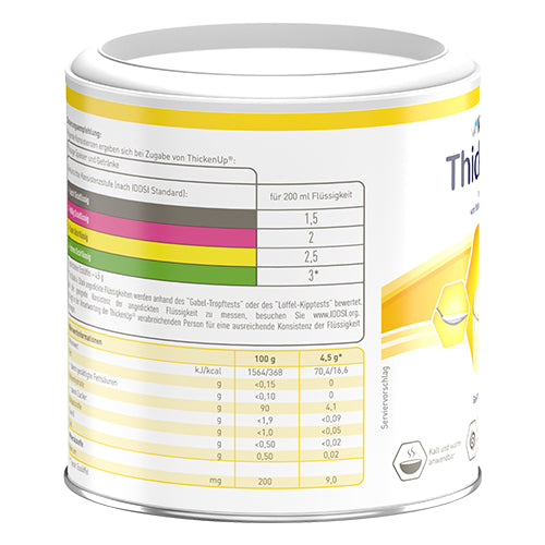Abgebildet ist eine Verpackung von Nestlé ThickenUp, einem Andickungspulver für Flüssigkeiten und pürierte Speisen. Die Tüte ist weiß mit einem gelben und grünen Streifen, auf dem Produktnamen und Anweisungen in gut lesbarer Schrift stehen. Ein Bild des Produkts zeigt eine Schale mit angedickter Flüssigkeit. Die Verpackung hebt die Vorteile des Produkts hervor, wie die einfache Anwendung und die Verbesserung der Konsistenz von Nahrung und Getränken.