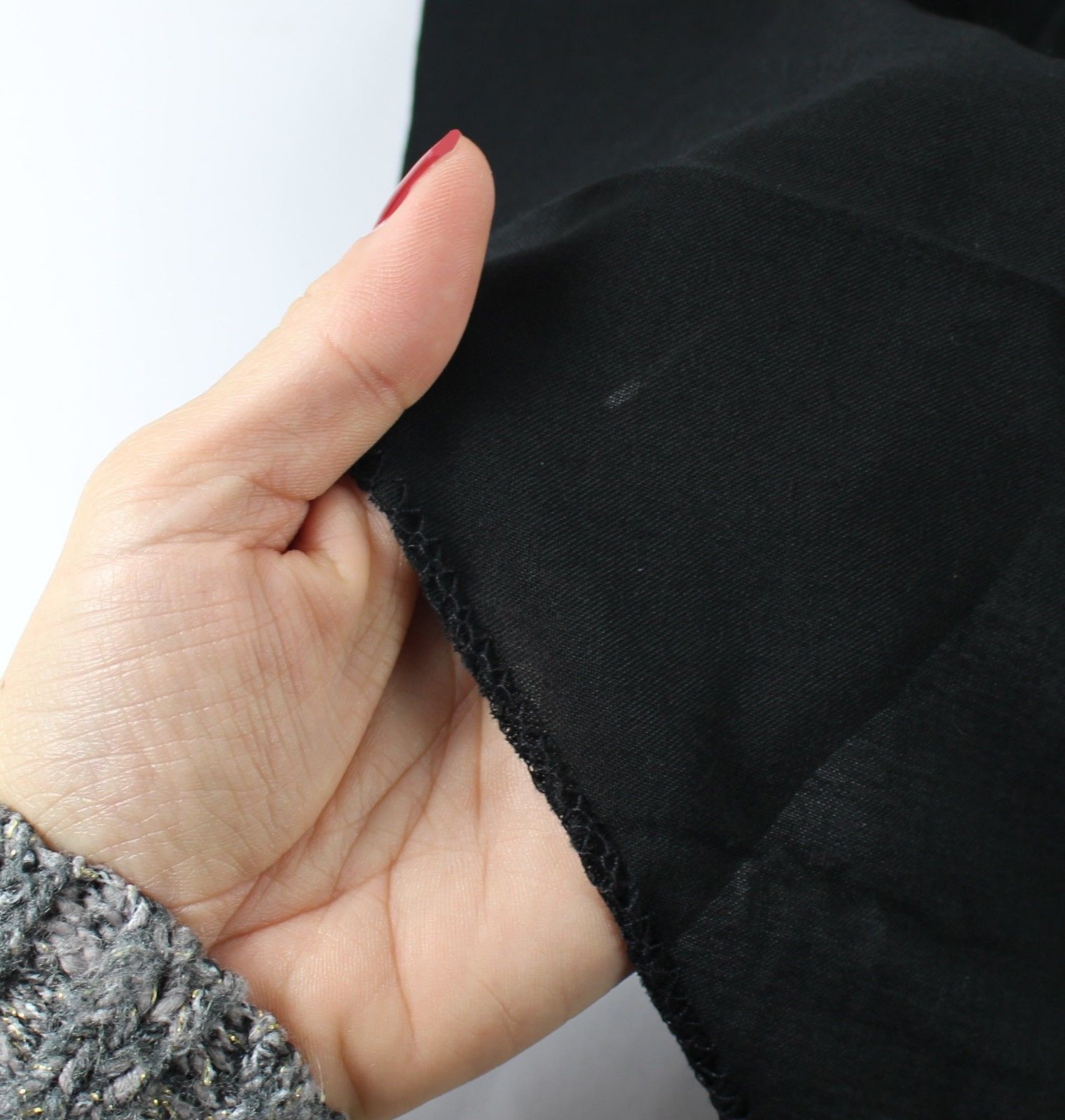 Ein stilvolles, dreieckiges Tuch aus weichem, atmungsaktivem Material in sanften Farbtönen. Das Tuch misst 136 x 96 x 96 cm und hat einen leicht strukturierten Look. Es ist vielseitig einsetzbar und kann elegant um den Hals getragen oder als modisches Accessoire verwendet werden. Die Ecken des Tuchs sind raffiniert ausgearbeitet, was dem Gesamtbild einen modernen Touch verleiht. Die Farben harmonieren und schaffen eine ansprechende Ausstrahlung, ideal für verschiedene Anlässe.