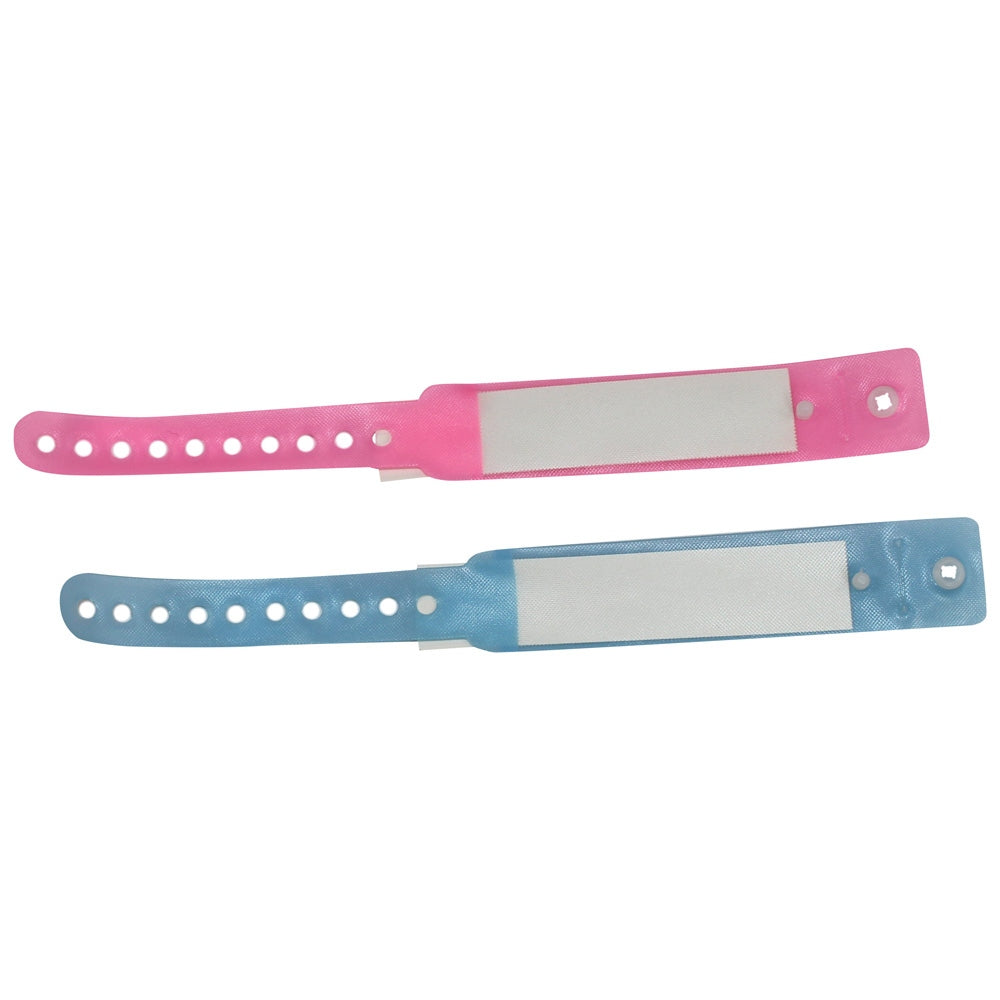 Bild eines rosa Identifikationsbandes für Neugeborene, das gegen einen hellen Hintergrund aufgenommen wurde. Das Band ist weich und aus einem flexiblen Material gefertigt, mit einer weißen Beschriftung „Neugeborenes“ und einem Platz für den individuellen Namen des Säuglings. Am Ende des Bandes befindet sich eine zarte Schlaufe. Diese praktischen und stilvollen Namensbänder sind ideal für Kliniken, um Neugeborene leicht zu identifizieren.