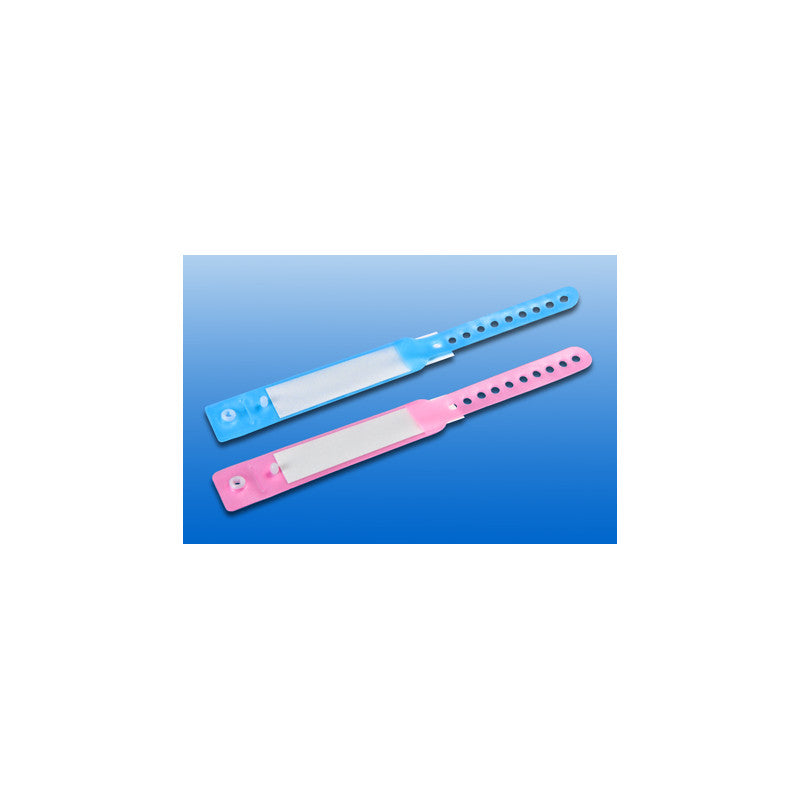 Ein Baby-Identifikationsband in zartem Rosa wird präsentiert. Das Band zeigt einen weißen, rechteckigen Aufnäher mit einem Platz für den Namen des Neugeborenen, der liebevoll von einer niedlichen Illustrationsgrafik umgeben ist. Der Hintergrund ist sanft und neutral, um die rosa Farbe des Bands hervorzuheben. Die Textur des Materials wirkt weich und angenehm, passend für zarte Babyhaut. Das Band hat eine praktische Schlaufe zur Befestigung und eignet sich für neugeborene Sauglinge in Kliniken oder zu Hause.