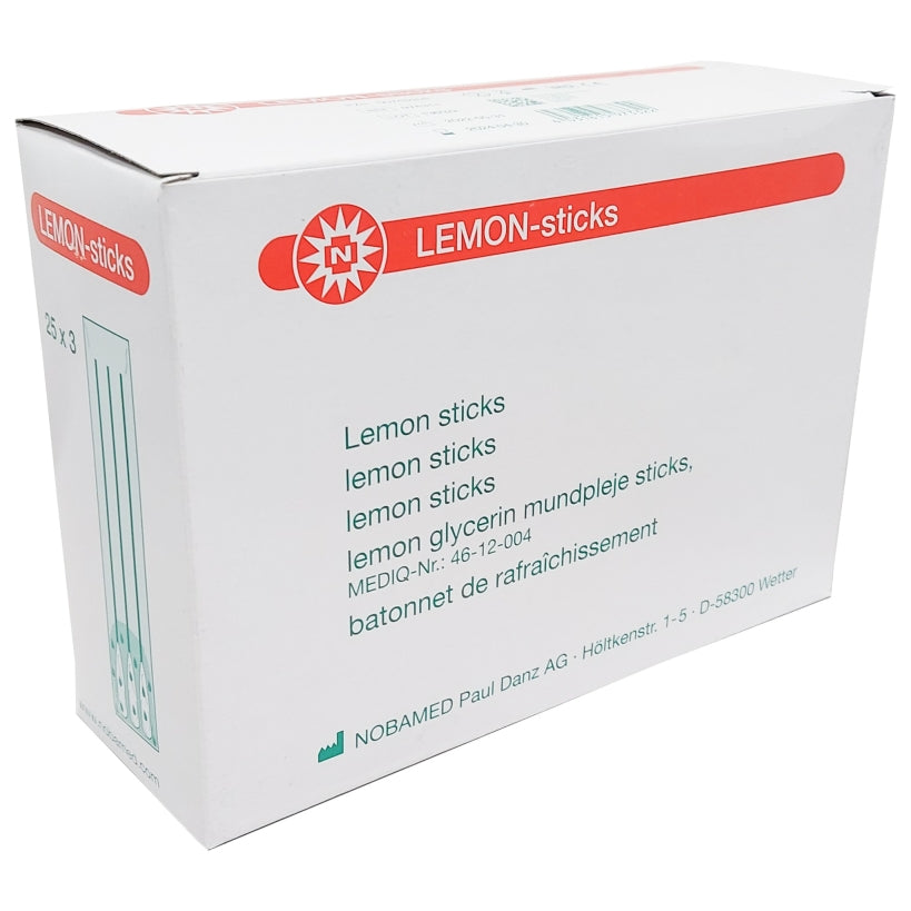 Weißer Produktkarton mit der Aufschrift “Noba Lemon Sticks” in modernen, bunten Buchstaben. Der Karton zeigt ein hochwertiges Design mit stilisierten Zitronenmotiven und strahlendem Gelb, das Frische und Natur vermittelt. Die Vorderseite ist mit einem Fenster versehen, durch das die enthaltenen Zahnpflegestäbchen sichtbar sind. Im Hintergrund sind die Stäbchen angeordnet, die aus einem leichten, natürlichen Material bestehen und zart gelblich gefärbt sind.