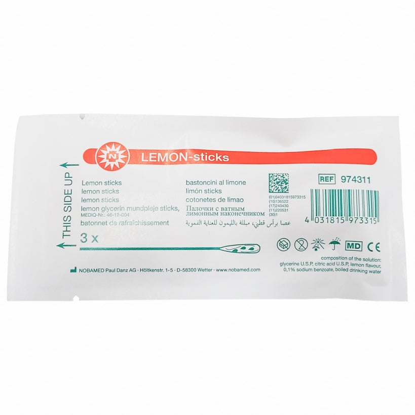 Bild eines Produkts: Noba Lemon Sticks – Mundpflegestäbchen. Die Stäbchen sind in einer transparenten Verpackung, die die Produkte sichtbar macht. Im Vordergrund sind mehrere gelbe Mundpflegestäbchen, die an die Form von Zahnstochern erinnern und einen frischen Zitrusduft suggerieren. Die Verpackung trägt in stilvoller Schrift das Markenlogo „Noba“ und die Aufschrift „Lemon Sticks“. Der Hintergrund ist neutral, wodurch die Aufmerksamkeit auf die Stäbchen gerichtet ist. Ideal für die Mundpflege unterwegs.