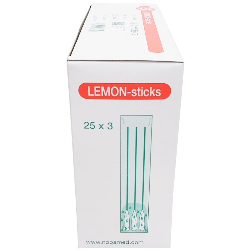Bild zeigt eine Verpackung von Noba Lemon Sticks, die als Mundpflegestäbchen dienen. Die packung ist in einer klaren, modernen Gestaltung gehalten, mit einem weißen Hintergrund und einem auffälligen gelben Etikett. Auf der Vorderseite sind frische Zitronen abgebildet, was auf den Geschmack hinweist. Die Sticks sind in einer eleganten, transparenten Halterung angeordnet, die den Eindruck von Frische und Natürlichkeit vermittelt.