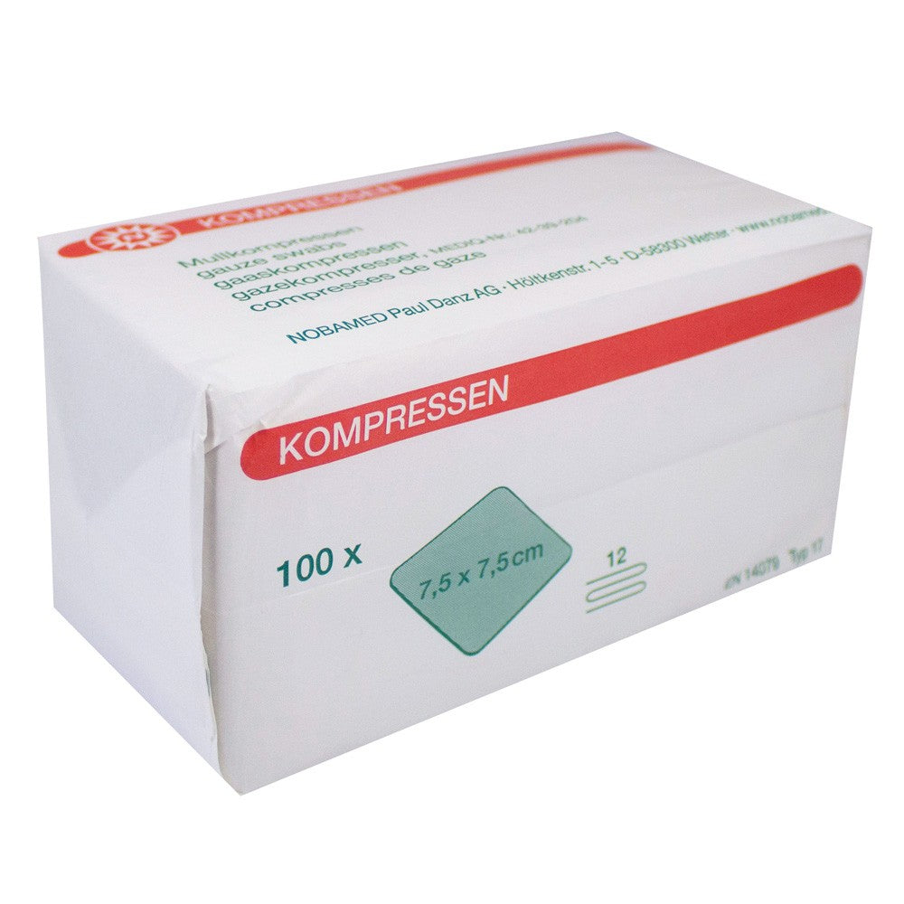 Weiße Mullkompressen, 12-fach, in einer transparenten Verpackung, sichtbar auf einer weißen Unterlage. Die Packung enthält 100 Stück, jede mit einer Größe von 10 x 10 cm. Die Kompressen sind gleichmäßig gefaltet und stapelbar, was die Handhabung erleichtert. Auf der Vorderseite der Verpackung sind Produktname und relevante Informationen in klarer, lesbarer Schrift aufgeführt. Der Hintergrund des Bildes ist neutral, um den Fokus auf die Kompressen zu legen.