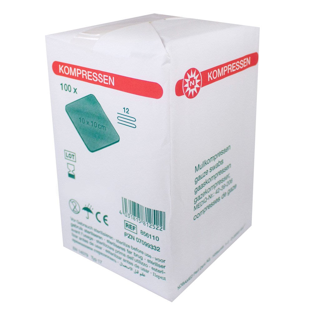 Das Bild zeigt eine Packung Noba Mullkompressen, die 12-fach gefaltet sind. Die Verpackung ist transparent, sodass die vier Stapel von jeweils 25 Kompressen sichtbar sind. Jede Kompresse hat die Größe von 10 x 20 cm. Die Kompressen sind aus hochwertigen, atmungsaktiven Materialien und ideal für medizinische Anwendungen geeignet. Im oberen Bereich ist das Noba-Logo abgebildet, begleitet von Produktinformationen wie der Größe und der Anzahl der enthaltenen Kompressen.