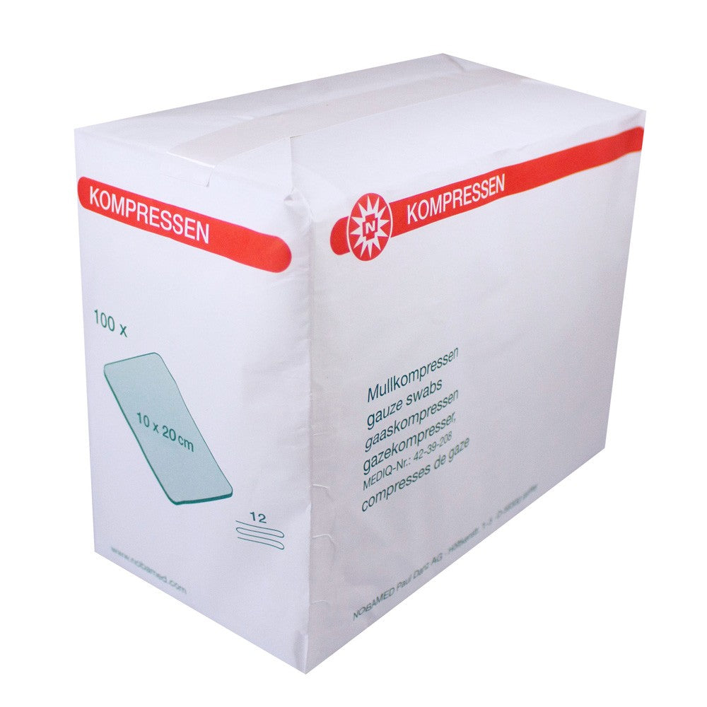 Bild zeigt eine Packung von Noba Mullkompressen, bestehend aus 100 Stück. Die Kompressen sind in der Größe 50 x 50 cm und haben eine 12-fache Schichtung, was ihre hohe Saugfähigkeit betont. Sie sind ordentlich gefaltet und in durchsichtiger Verpackung präsentiert, wodurch die Frische und Unversehrtheit der Kompressen sichtbar ist. Die Verpackung hebt die Marke "Noba" hervor, und auf der Vorderseite finden sich wichtige Produktinformationen und Details in klaren, prägnanten Schriftzügen.