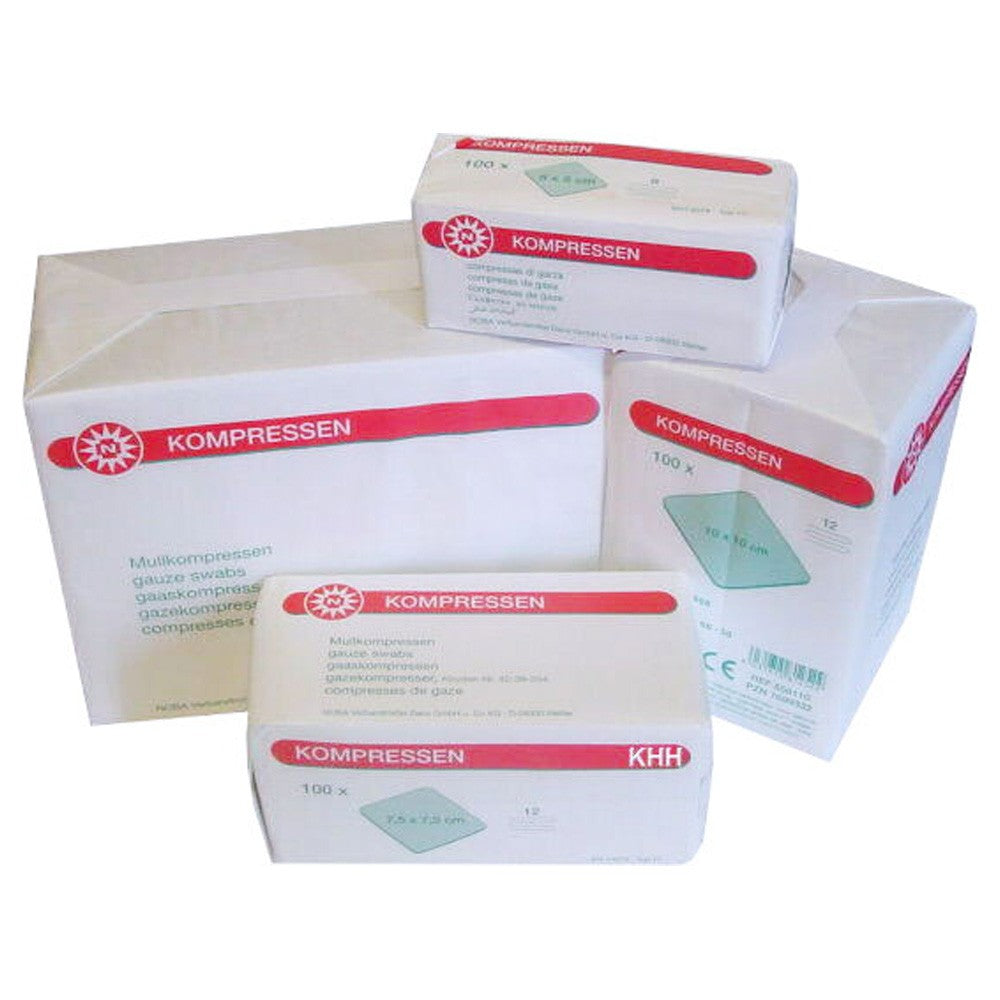 Weiße Mullkompressen im Überblick, auf einem hellen Hintergrund angeordnet. Die Packung enthält 100 Stück, jede Kompresse misst 75 x 75 cm. Die Kompressen sind gefaltet und zeigen eine weiche, atmungsaktive Struktur, ideal für medizinische Anwendungen. Verpackungseinheit ist klar sichtbar, mit einem Minimaldesign, das die Marke "Noba" in der oberen Ecke zur Geltung bringt. Die Kompressen sind steril und eignen sich hervorragend für Wundverbände und die postoperative Versorgung.