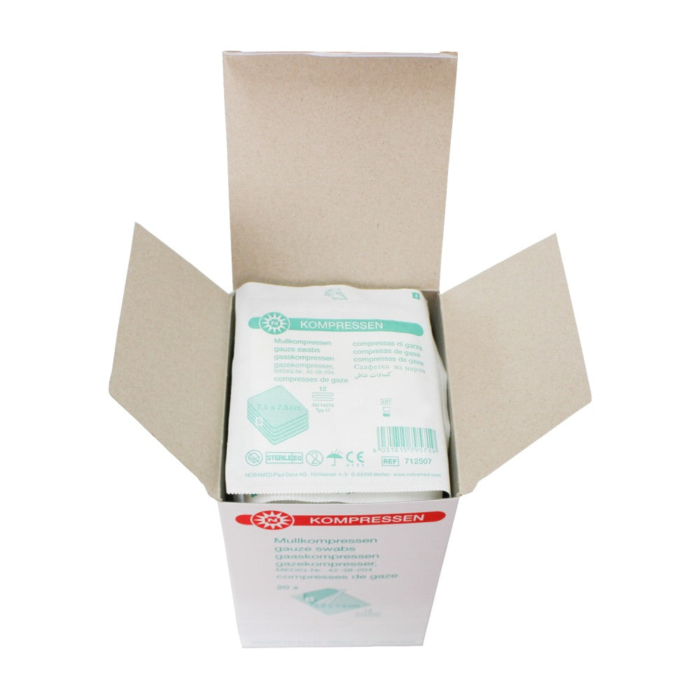 Das Bild zeigt eine Packung Noba Mullkompressen, die steril verpackt sind. Die Vorderseite der Packung zeigt die Marke "Noba" sowie eine klare Darstellung der Produktbezeichnung "Mullkompressen steril" und die Angabe "12-fach" sowie die Größe von 5 x 5 cm. Die Verpackung ist weiß mit blauen und grauen Akzenten. Im Hintergrund sind einige der Kompressen sichtbar, die ordentlich gestapelt sind. Es handelt sich um medizinische Mullkompressen, die vielseitig für Wundversorgungen eingesetzt werden können.