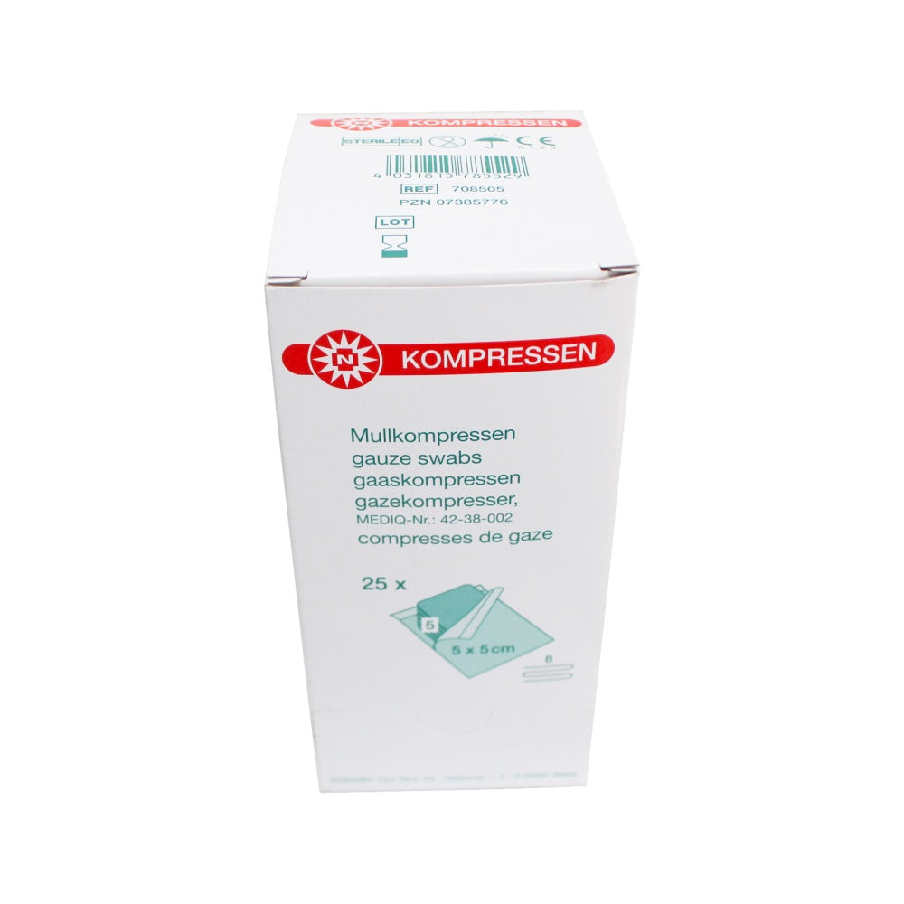 Sterile Mullkompressen in einer transparenten Verpackung, größenmäßig 5 x 5 cm. Die Kompressen sind achtlagig gefaltet und sichtbar, was auf ihre hohe Saugfähigkeit und Weichheit hinweist. Die Verpackung ist mit einem weißen Etikett versehen, das den Produktnamen "Noba Mullkompressen steril 8-fach" zeigt, gefolgt von der Größenangabe. Der Hintergrund ist neutral und hebt die Kompressen gut hervor. Ideal für medizinische Anwendungen, wie Wundversorgung und zur Unterstützung der Heilung.