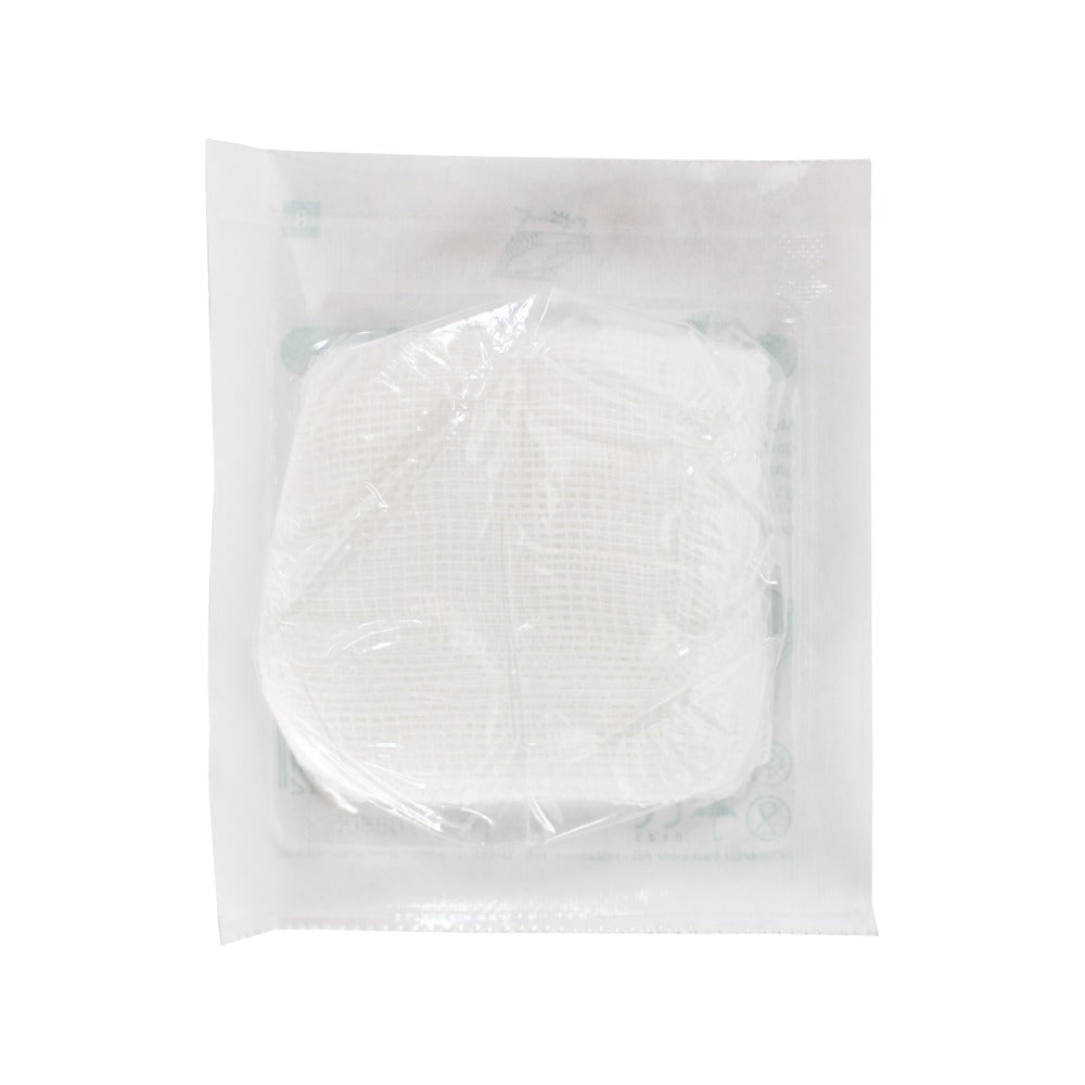 Detailansicht einer Packung steriler Mullkompressen von Noba, die in der Mitte platziert ist. Die Kompressen sind achtlagig, quadratisch und haben die Maße 75 x 75 cm. Die Verpackung ist farblich schlicht gehalten, überwiegend in Weiß mit blauen und grünen Akzenten. Auf der Vorderseite sind die wesentlichen Informationen wie der Produktname, die Anzahl der Kompressen und die sterile Eigenschaften deutlich sichtbar.