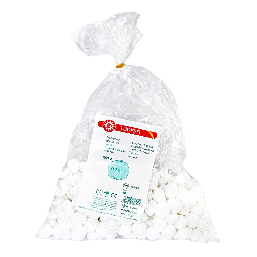 Rundformige, weiße Mulltupfer in einer transparenten Verpackung, die 250 Stück enthält. Die Tupfer sind weich und flauschig, was auf ihre hohe Qualität hinweist. Die Verpackung ist klar und ermöglicht einen Blick auf die einzelnen Tupfer, die gleichmäßig und ordentlich angeordnet sind. Im Hintergrund ist eine unscharfe Holzoberfläche zu erkennen, die dem Bild eine natürliche Note verleiht.