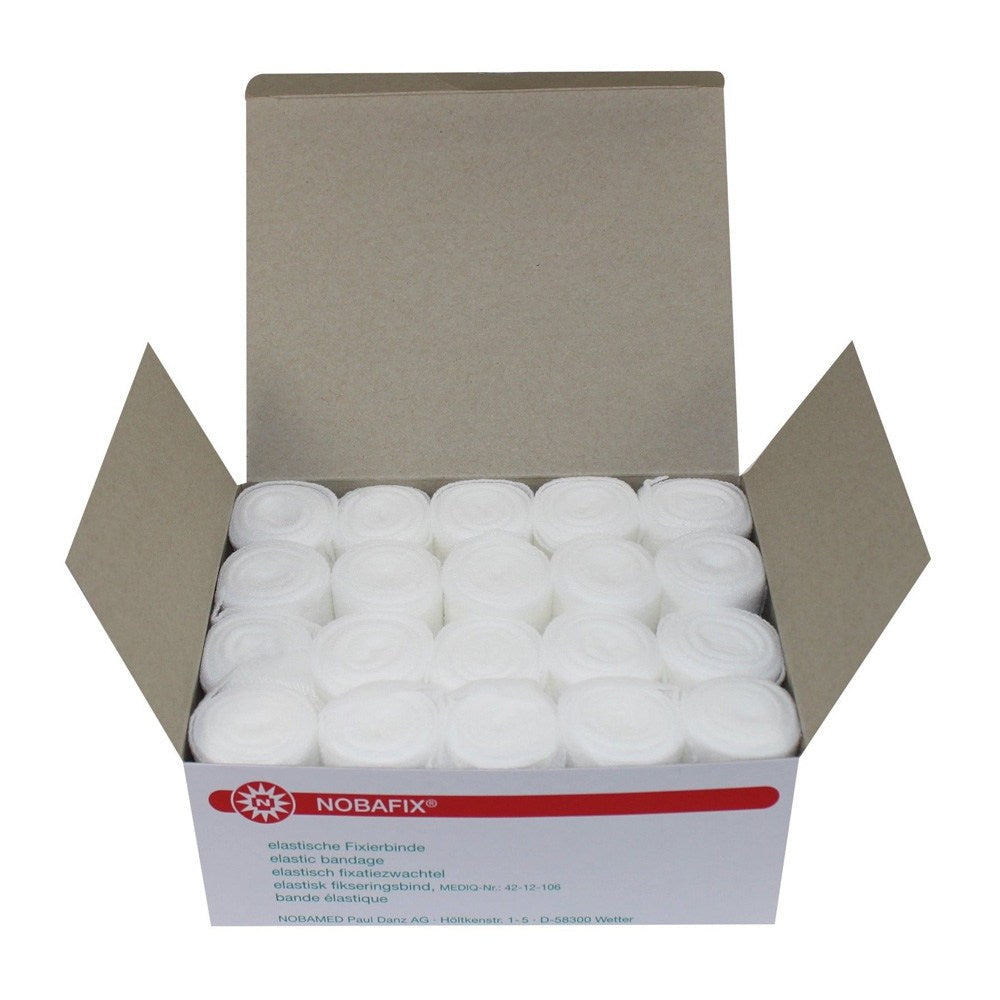 Bild zeigt eine Packung mit 20 elastischen Fixierbinden von Noba, Größe 4 cm x 4 m. Die Binden sind in einem transparenten Verpackungsbeutel angeordnet und deutlich sichtbar. Die Binden haben eine weich-elastische Struktur und sind in neutralem Weiß gehalten. Auf der oberen linken Ecke der Verpackung befindet sich das Noba-Logo, darunter der Produktname "Nobafix". Die Binden sind für medizinische Zwecke gedacht, wie das Fixieren von Verbänden.