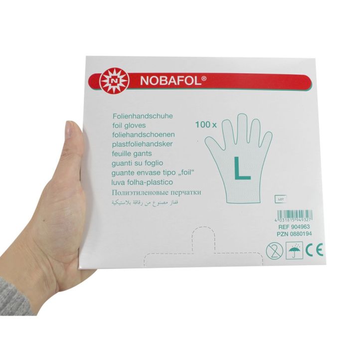 Transparente Einweg-PVC-Handschuhe sind auf einem weißen Hintergrund angeordnet. Die Handschuhe sind leicht und zeigen eine glatte, glänzende Oberfläche. Der Fokus liegt auf der flexiblen Struktur, die für einen komfortablen Sitz sorgt. In der Mitte des Bildes sind die Handschuhe in einer Handhaltungrichtung platziert, um die Form und Passform zu betonen. Der Gesamteindruck vermittelt eine hygienische und praktische Verwendung, ideal für den Einsatz im Haushalt oder in der Gastronomie.