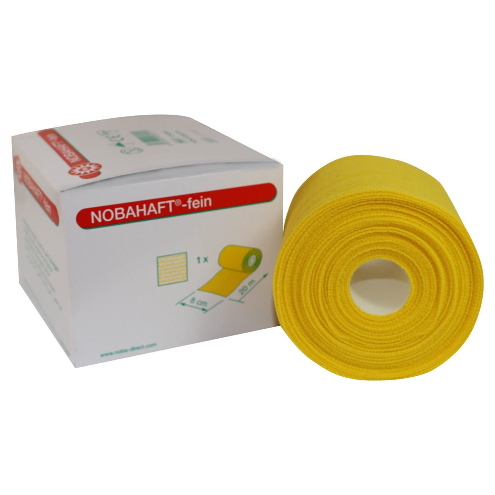 Produktbild der Noba Nobahaft Fein Kohäsive Fixierbinde, eine elastische Mullbinde auf weißem Hintergrund. Die Fixierbinde ist in einer großen Rolle abgebildet, die in verschiedenen Ausrichtungen dargestellt ist, um ihre Flexibilität und Anwendbarkeit zu verdeutlichen. Die Oberfläche der Binde ist strukturiert und leicht transparent, was auf ihre atmungsaktive Eigenschaft hinweist. Die Farbgebung ist hauptsächlich in Beige gehalten, was eine hautfreundliche Anwendung suggeriert.