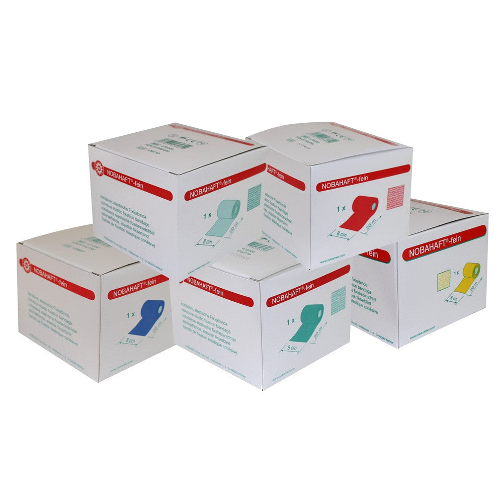 Bild eines Produkts, das eine elastische Fixierbinde in der Farbe Blau zeigt. Die Binde ist als Rollenware verpackt und misst 6 cm in der Breite und 20 m in der Länge. Sie ist in einem transparenten Umkarton untergebracht, der die Binde gut sichtbar präsentiert. Die Binde ist aus feinem Mull gefertigt und eignet sich zur Fixierung von Verbänden. Der Hintergrund des Bildes ist neutral gehalten, um den Fokus auf die Binde zu lenken. Die Verpackung ist klar gestaltet, mit Angaben zu Größe und Material.