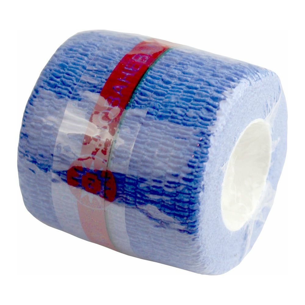 Bild zeigt eine blaue Kohäsive Kompressionsbinde in einer Verpackung. Die Binde hat eine Breite von 3,75 cm und eine Länge von 4,5 m. Auf dem Etikett sind Produktinformationen und Anwendungsanleitungen sichtbar. Der Hintergrund ist neutral, um die Binde hervorzuheben. Die Binde ist elastisch und selbsthaftend, ideal für die Fixierung von Verbänden. Die Verpackung vermittelt einen professionellen Eindruck und eignet sich für medizinische Anwendungen oder Sportverbände. Produktname und Größe sind klar lesbar.