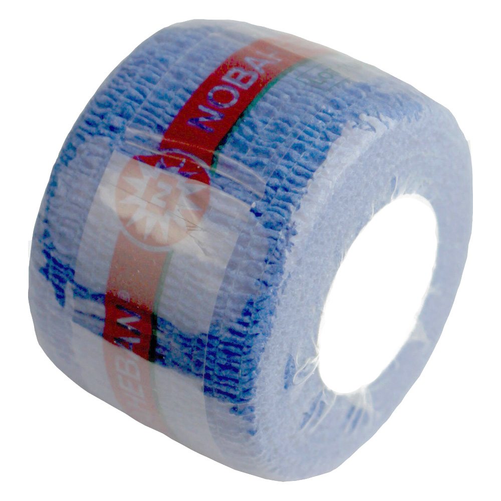 Produktbild einer blauen Kohäsive Kompressionsbinde der Marke Noba. Die Binde ist aufgerollt und zeigt eine glatte, elastische Textur mit sichtbaren Strukturmustern. Auf dem Etikett sind Informationen zur Größe (500 cm x 4,5 m) sowie zur Verwendung als Fixierbinde und zur kompressiven Unterstützung deutlich abgebildet. Der Hintergrund ist neutral, um das Produkt hervorzuheben. Die Binde ist ideal für medizinische Anwendungen und zur Unterstützung von Verletzungen.