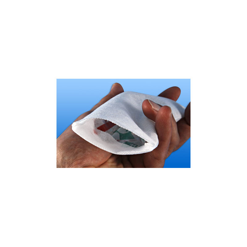 Das Bild zeigt eine Kalt-Warm-Kompressen von Nobakawa. Die Kompresse hat eine rechteckige Form und ist mit einem hellblauen Bezug aus weichem, textilen Material versehen. In der Mitte befindet sich ein transparentes, flexibles Fach, das die Kühl- und Wärmeelemente enthält. Das Produkt ist sowohl für kurzfristige Kühlung als auch für Wärmebehandlungen geeignet. Der Hintergrund des Bildes ist weiß, wodurch die Kompresse deutlich zur Geltung kommt.