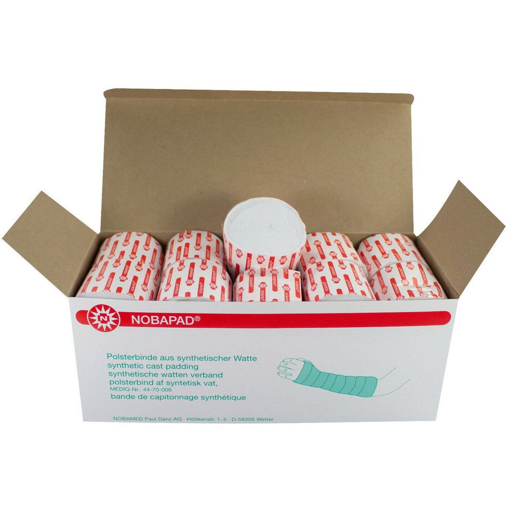 Das Bild zeigt eine Packung mit 20 Rollen Noba Nobapad Polsterbinden aus synthetischer Watte. Die Rollen sind sauber gestapelt und in einer minimalistischen, transparenten Verpackung sichtbar. Die Polsterbinden sind weiß und haben eine standardisierte Form, ideal für die Wundversorgung. Im Hintergrund hebt sich die Lichtquelle der Fotoaufnahme ab, was das Produkt hervorhebt.