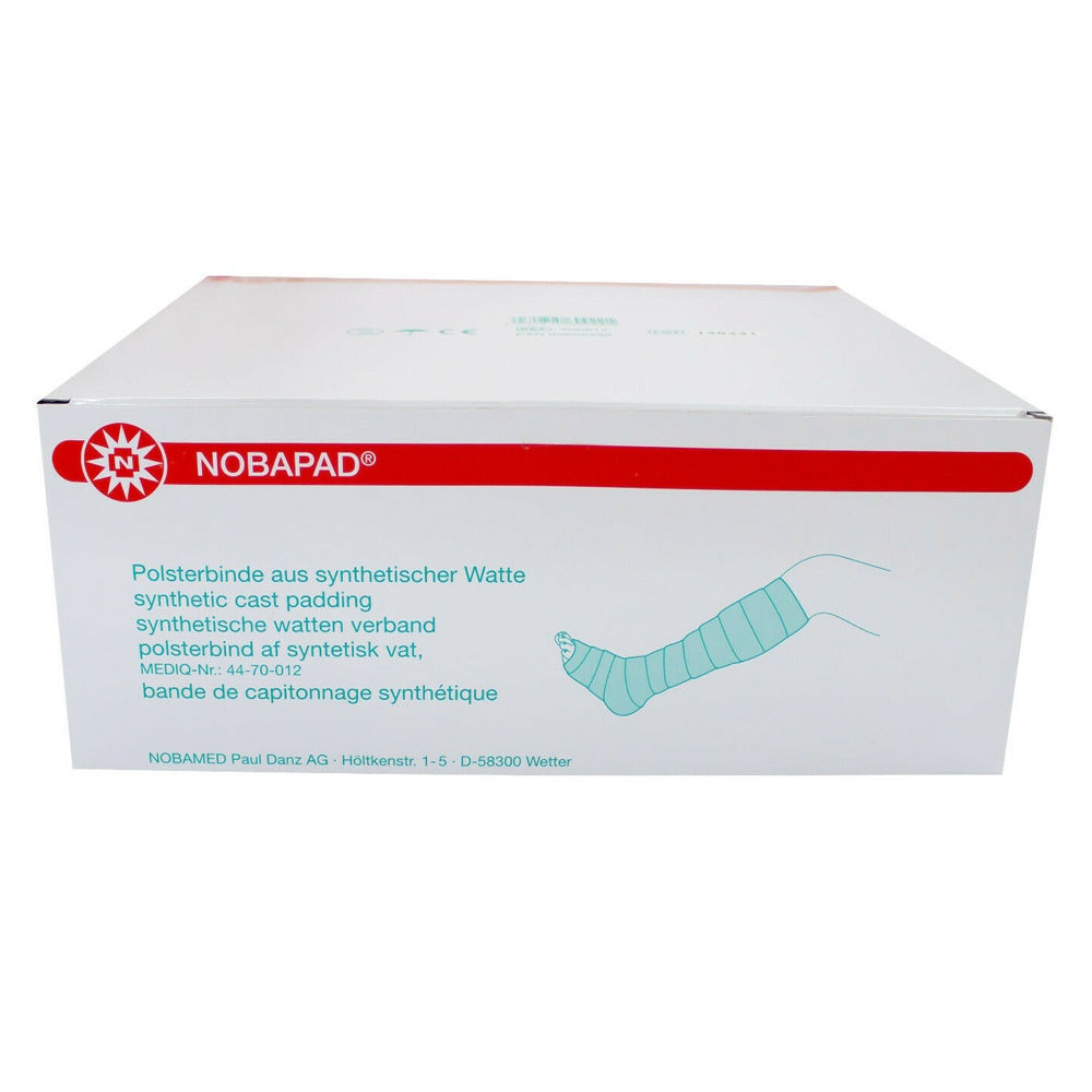 Bild von Noba Nobapad Polsterbinden, die in einer weißen Verpackung präsentiert werden. Die Binden bestehen aus synthetischer Watte und sind besonders weich und absorbierend. Auf der Vorderseite der Rolle ist das Noba-Logo gut sichtbar, begleitet von Informationen über das Produkt. Die Rollen sind ordentlich aufgereiht und zeigen eine kontrastreiche, saubere Erscheinung. Der Hintergrund ist neutral, was das Produkt in den Fokus rückt.