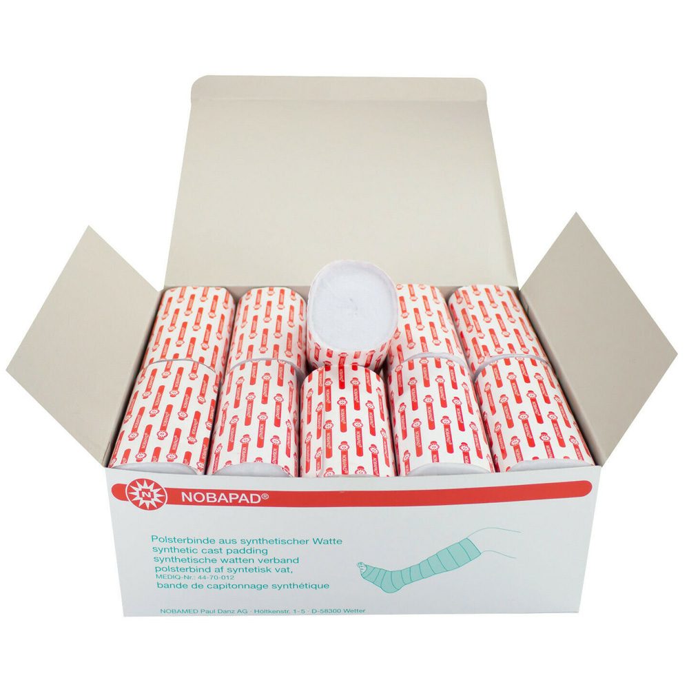Bild zeigt eine Verpackung mit 20 Rollen Polsterbinden aus synthetischer Watte. Jede Rolle ist in einem weißen, leicht glänzenden Material verpackt und hat eine aufgedruckte, farbige Kennzeichnung, die die Eigenschaften des Produkts anzeigt. Die Rollen sind ordentlich angeordnet, einige sind teilweise abgerollt und zeigen die weiche, fluffige Struktur der synthetischen Watte. Der Hintergrund ist neutral gehalten, um den Fokus auf die Rollen zu lenken.