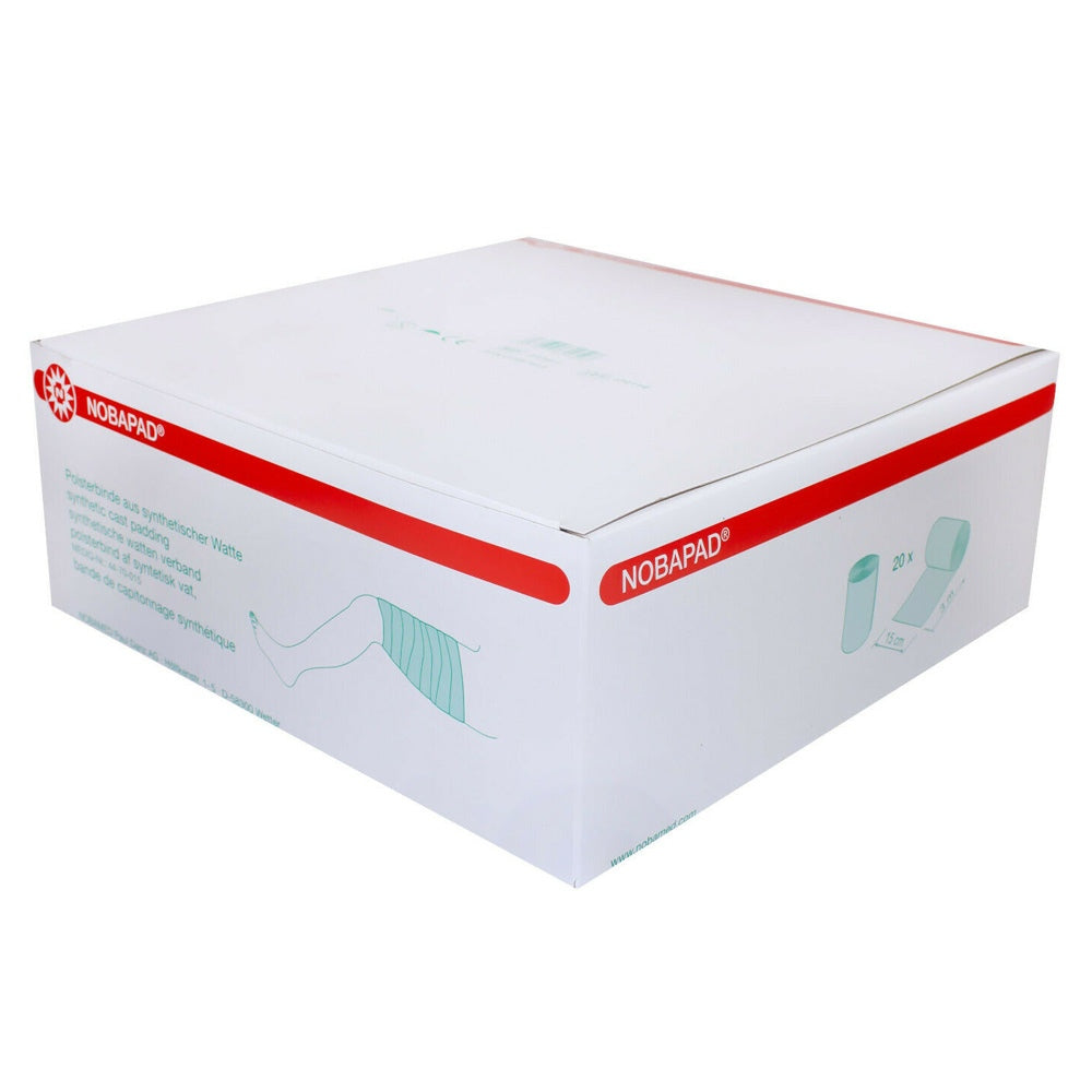 Bild zeigt eine Packung mit 20 Rollen Polsterbinden aus synthetischer Watte. Die Rollen sind gleichmäßig gewickelt und haben eine helle, weiße Farbe. Im Vordergrund sind einige der Rollen sichtbar, während die hinteren Rollen teilweise verdeckt sind. Der Hintergrund ist neutral und weich, um die Produkte hervorzuheben. Auf der Verpackung sind Informationen zu den Binden abgedruckt, darunter der Produktname und Hinweise zur Anwendung.