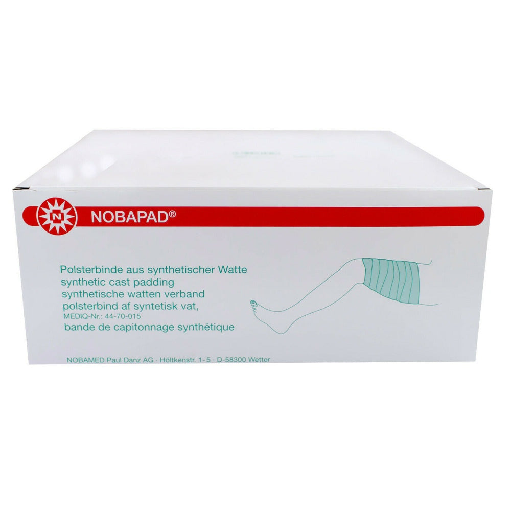 Bild zeigt ein Produktpaket von Noba Nobapad, das 20 Rollen aus synthetischer Watte enthält. Jede Rolle ist in einer transparenten Kunststoffverpackung sichtbar, die eine praktische Aufbewahrung ermöglicht. Die Watte hat eine weiche, flauschige Textur und ist in einem weißen Farbton gehalten, was auf ihre hohe Absorption hinweist. Im Hintergrund ist eine neutrale, unauffällige Oberfläche zu sehen, die die Aufmerksamkeit auf das Produkt lenkt.