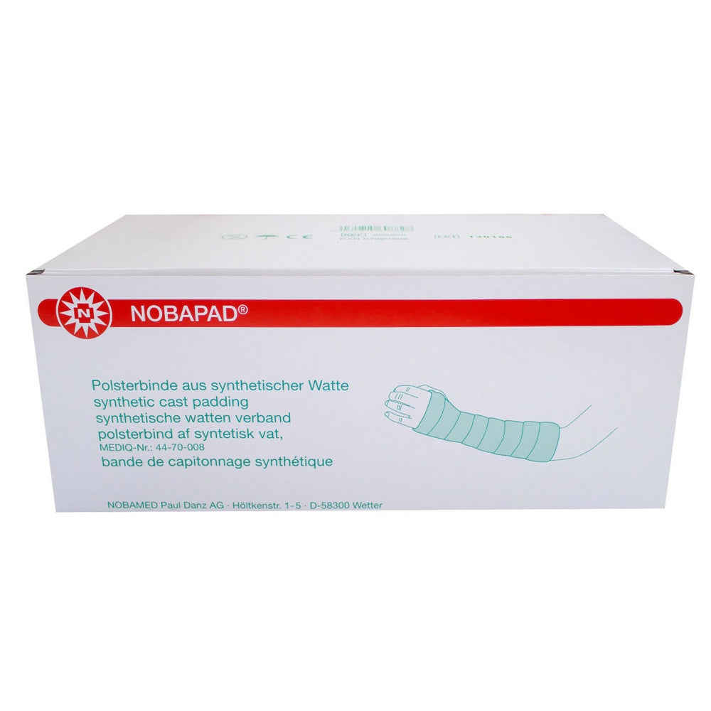 Bild einer Verpackung mit 20 Rollen Noba Nobapad Polsterbinden aus synthetischer Watte. Die Rollen sind gleichmäßig angeordnet und zeigen eine weiße Farbe, die für hygienische Produkte typisch ist. Die Verpackung ist klar gestaltet und hebt das Produktlabel hervor, das den Namen und die Eigenschaften der Polsterbinden angibt. Im Hintergrund ist ein neutraler Farbton zu sehen, der den Fokus auf die Rollen lenkt.