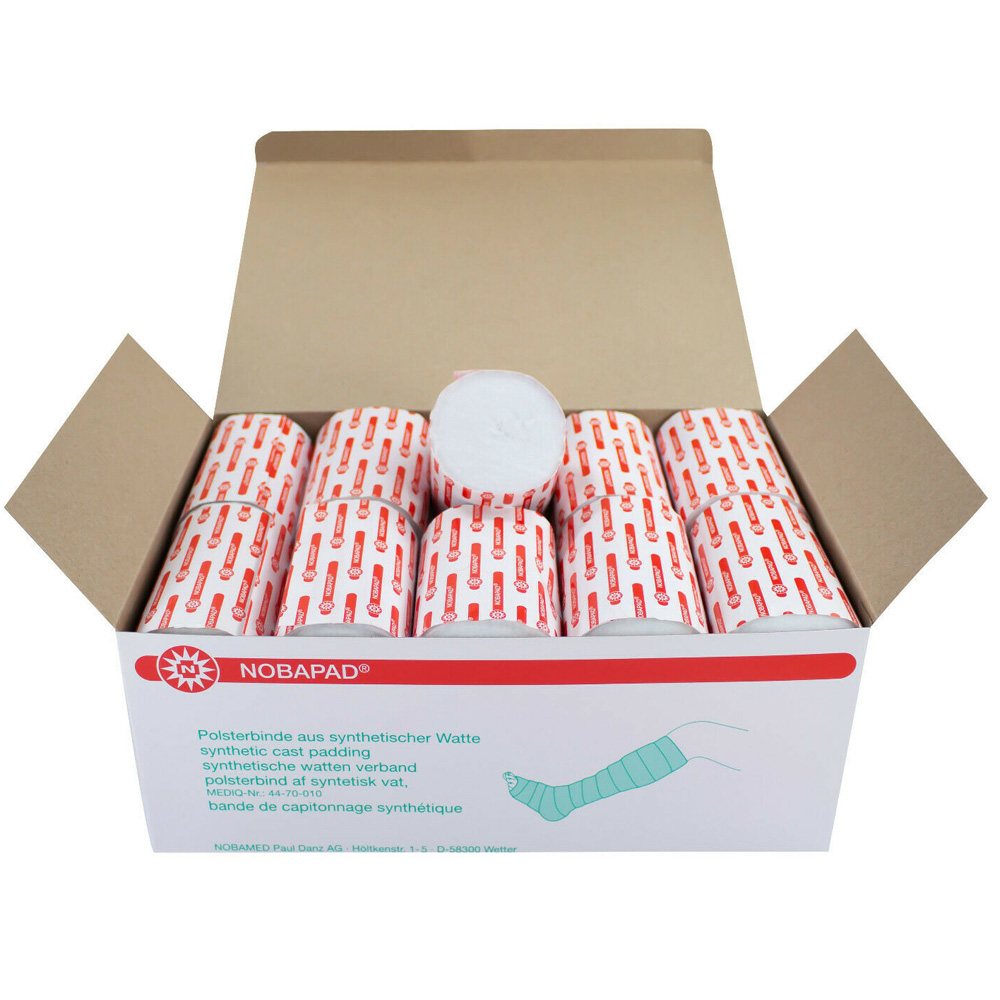 Das Bild zeigt eine Packung mit 20 Rollen Noba Nobapad Polsterbinden aus synthetischer Watte. Die Rollen sind auf einem weißen Hintergrund angeordnet, wobei die Verpackung farblich in Blau und Grün gestaltet ist. Die Binden sind so konzipiert, dass sie weich und flexibel sind, um optimalen Komfort zu bieten. Auf der Verpackung sind Informationen wie der Produktname und eine kurze Beschreibung der Verwendung abgedruckt. Die Polsterbinden eignen sich hervorragend für die Wundversorgung und zur Polsterung.