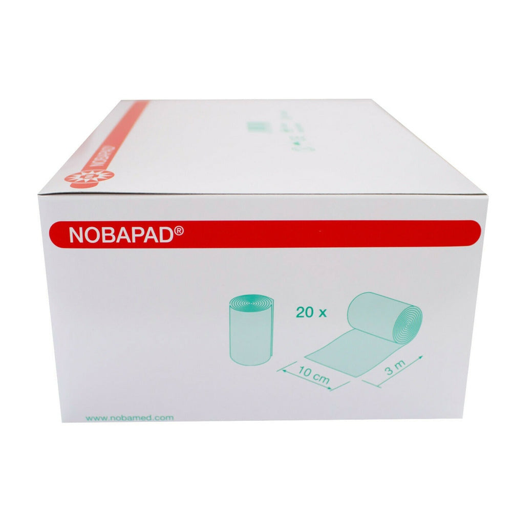 Weißer Hintergrund mit einer Packung Noba NobaPad Polsterbinden aus synthetischer Watte. Die Verpackung zeigt eine abgebildete Rolle mit dem Produktnamen und einer Beschreibung. Es sind insgesamt 20 Rollen zu sehen, angeordnet in einer gut beleuchteten Ansicht. Die Rollen sind in einem frischen, klaren Design gehalten, das die Funktionalität und Hygiene der Binden betont. Die Polsterbinden sind weich und flexibel, geeignet für den Einsatz in verschiedenen Anwendungen.