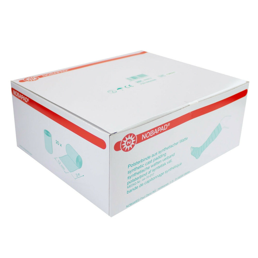 Produktbild von Noba Nobapad Polsterbinden aus synthetischer Watte, präsentiert in einer klaren und ansprechenden Verpackung. In der Mitte des Bildes sind 20 Rollen von Polsterbinden sichtbar, die gleichmäßig gestapelt und ordentlich angeordnet sind. Die Binden erscheinen weich und atmungsaktiv, geeignet für die Wundversorgung. Im Hintergrund ist eine helle, neutrale Fläche, die den Fokus auf das Produkt lenkt.