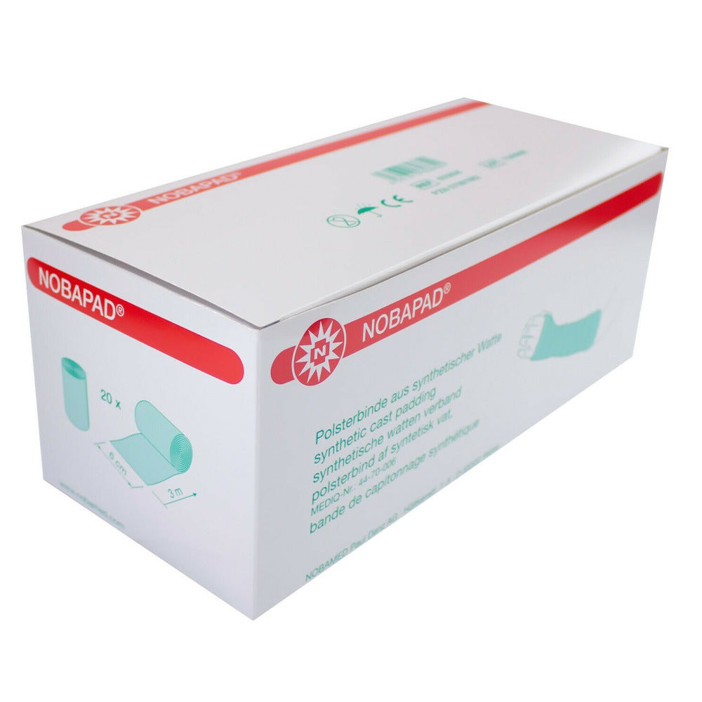 Bild zeigt ein Paket mit 20 Rollen Noba Nobapad Polsterbinden aus synthetischer Watte. Jede Rolle hat eine Größe von 3 m x 10 cm. Die Binden sind hygienisch verpackt und in einem hochwertigen, stabilen Karton geliefert. Der Karton hat ein schlichtes Design mit dem Logo und den Produktinformationen auf der Vorderseite. Die Rollen sind gleichmäßig aufgereiht und dezent blau-weiß gestaltet, was für eine klare und saubere Optik sorgt. Ideal für medizinische und pflegerische Anwendungen.