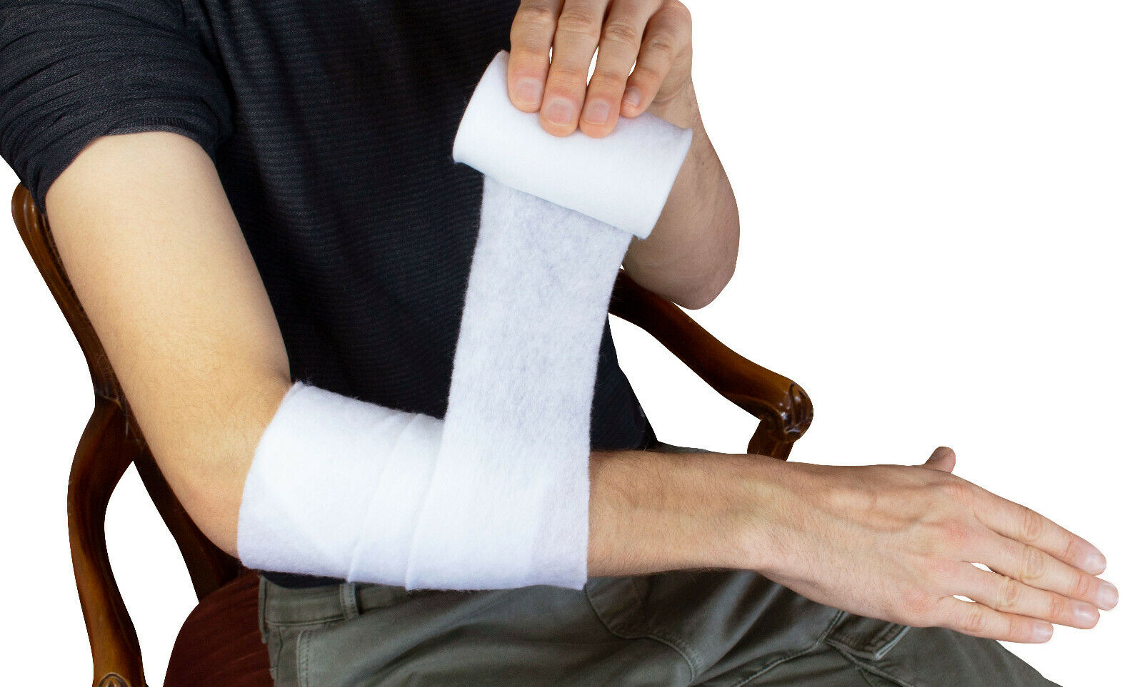 Alt-Text: Das Bild zeigt fünf Rollen Noba Nobapad Polsterbinden aus synthetischer Watte, die ordentlich in einer Reihe angeordnet sind. Jede Rolle hat eine weiße Oberfläche und ist in einem transparenten Kunststoff verpackt, der die Struktur der Watte erkennen lässt. Die Polsterbinden sind in einem medizinischen Kontext anzuwenden, ideal zur Wundversorgung oder für die Polsterung.