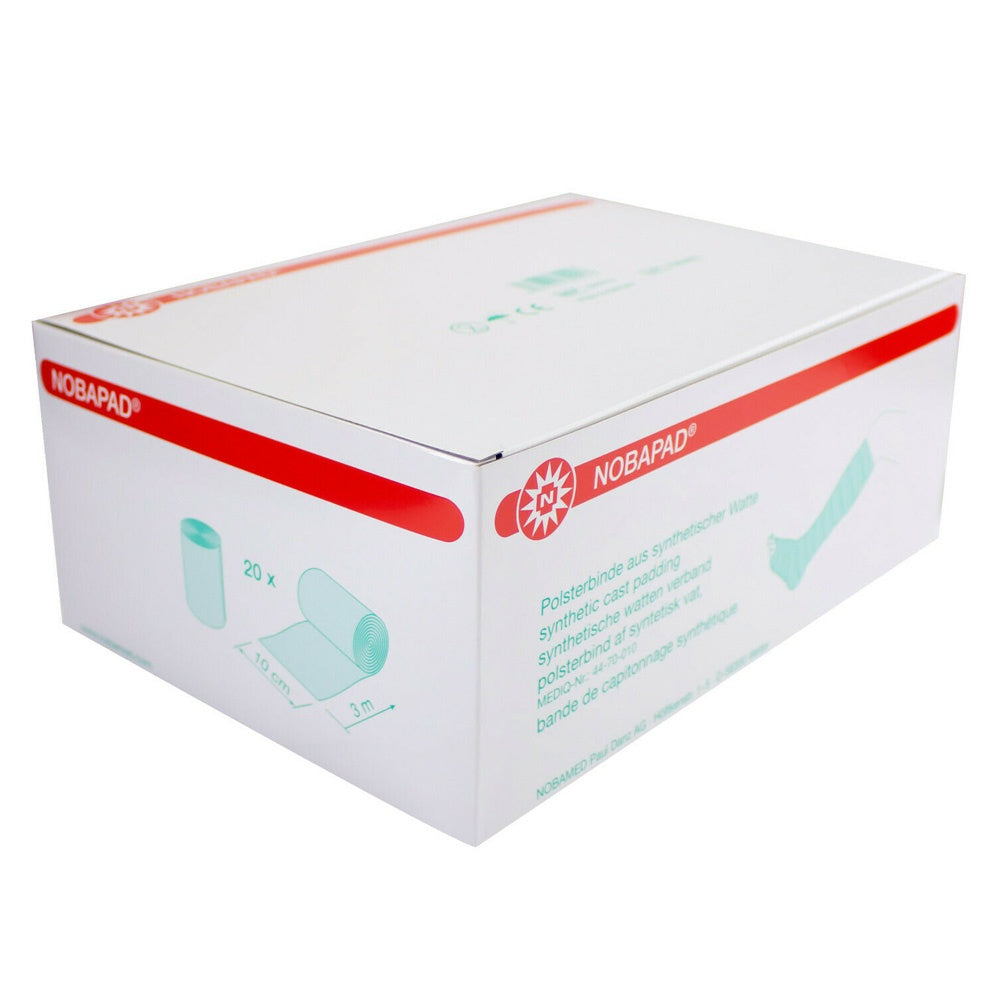 Bild eines Produkts mit fünf Rollen Noba Nobapad Polsterbinden aus synthetischer Watte. Jede Rolle ist in einer schlichten, klaren Verpackung präsentiert, die eine weiße und graue Farbgebung aufweist. Die Polsterbinden sind weich und dick, ideal für den Einsatz in der Medizin, zum Schutz und zur Polsterung. Die Rollen sind gleichmäßig aufgewickelt und zeigen die Struktur der synthetischen Watte. Im Hintergrund ist ein neutraler Untergrund, der den Fokus auf das Produkt lenkt.