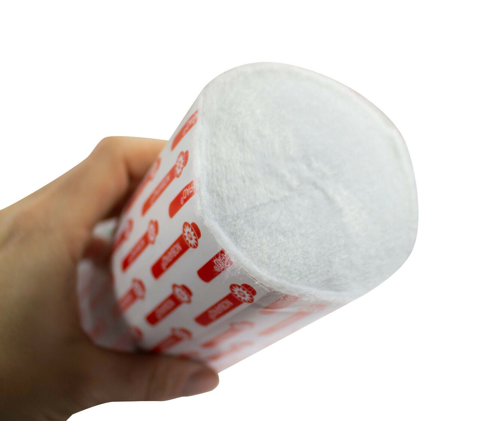 Das Bild zeigt fünf Rollen Noba Pad Polsterbinden aus synthetischer Watte, die auf einer weißen Fläche angeordnet sind. Jede Rolle ist in einem klaren, durchsichtigen Kunststoff verpackt, sodass die weiche Textur und die weiße Farbe der Binden sichtbar sind. Die Verpackungen sind mit dem Schriftzug "Noba Pad" samt Logo und Informationen über die Materialbeschaffenheit sowie die Verwendung der Polsterbinden versehen.