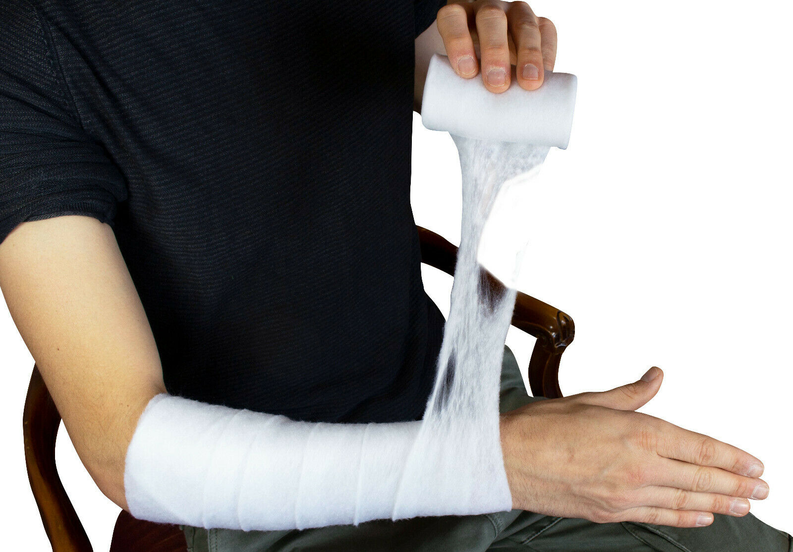 Bild zeigt eine transparente Verpackung mit fünf Rollen Noba Nobapad Polsterbinden aus synthetischer Watte. Jede Rolle ist ordentlich aufgewickelt und in einem weißen, hygienischen Material eingewickelt. Die Oberfläche der Watte ist weich und leicht strukturiert, ideal für medizinische Anwendungen. Die Verpackung hebt die Produkteigenschaften hervor und ist auf einem hellen, neutralen Hintergrund positioniert, der die Aufmerksamkeit auf das Produkt lenkt.