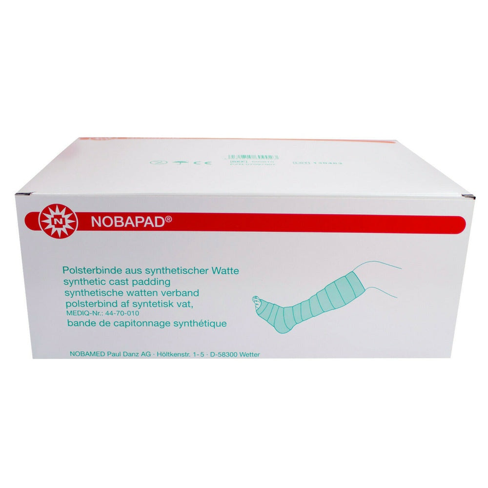 Bild zeigt fünf Rollen von Noba Nobapad Polsterbinden aus synthetischer Watte, die nebeneinander auf einer neutralen, hellen Oberfläche angeordnet sind. Jede Rolle hat eine weiße, leicht glänzende Oberfläche und die Enden sind ordentlich geschnitten. Die Verpackung der Rollen ist einfach und funktional gestaltet, ohne auffällige Muster oder Farben. Im Hintergrund ist ein unscharfer Bereich zu sehen, während die Rollen im Vordergrund scharf und klar abgegrenzt sind.