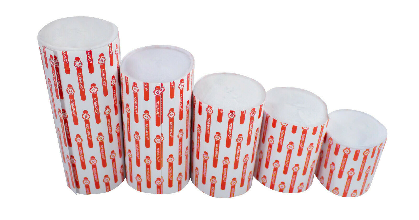 Bildbeschreibung: Das Produkt zeigt fünf Rollen der Noba Nobapad Polsterbinden aus synthetischer Watte. Jede Rolle ist in einem klaren, transparenten Material verpackt und hat die Abmessungen 3 m x 6 cm. Die Binden sind in einem hellen Weißton gehalten und besitzen eine weiche, flauschige Textur, die für eine angenehme Anwendung sorgt. Im Hintergrund ist eine neutrale Fläche zu sehen, die den Fokus auf die Polsterbinden lenkt. Die Verpackung ist schlicht und informativ, ideal für die Präsentation im Shop.