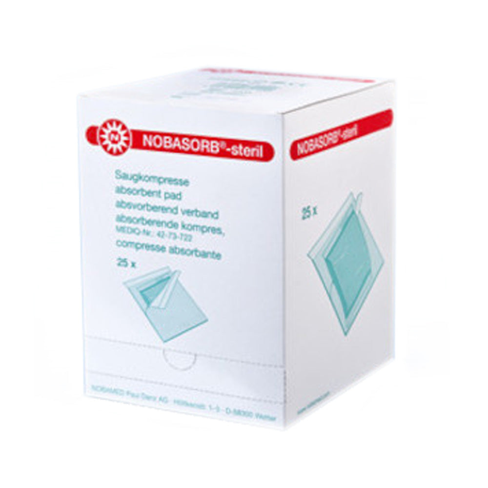 Das Bild zeigt eine Packung von Noba Nobasorb Steril-Saugkompressen in der Größe 10 x 20 cm. Die Verpackung ist größtenteils weiß mit blauen und grauen Elementen. Auf der Vorderseite ist der Produktname klar und deutlich in blauer Schrift aufgedruckt. Im Hintergrund sind strukturierte Bereiche und Symbole zur Verwendung zu sehen. Die Kompressen selbst scheinen dick und saugfähig zu sein, bereit für den medizinischen Einsatz.