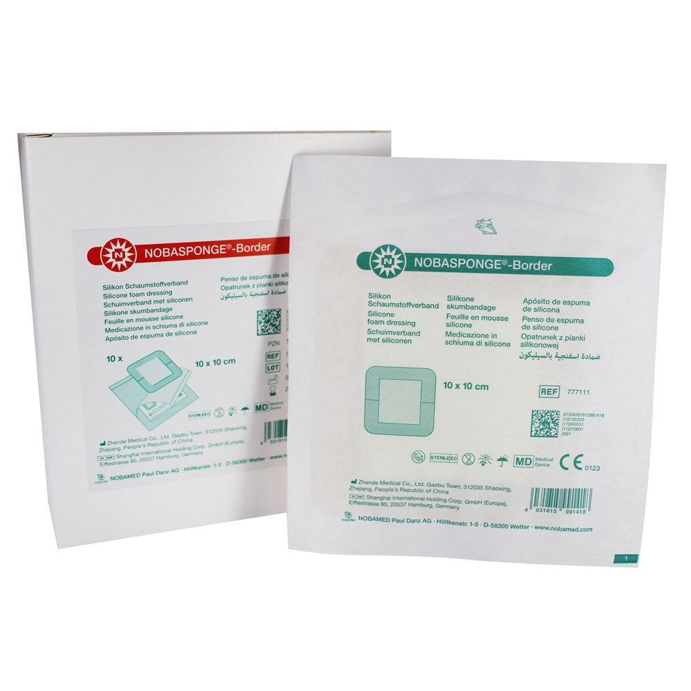 Ein quadratischer Silikon-Schaumstoffverband mit einer Größe von 10 x 10 cm ist auf einem weißen Hintergrund abgebildet. Der Verband hat eine glatte, leicht glänzende Oberfläche und ist in einem hellen, transparenten Farbton gehalten. Die Ecken des Verbands sind abgerundet, was auf eine benutzerfreundliche, hautfreundliche Anwendung hinweist. Im oberen Bereich des Bildes ist das Logo „Noba“ sichtbar, das in einem modernen Schriftstil gestaltet ist.