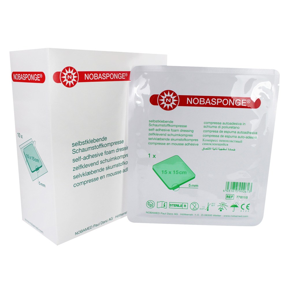 Das Bild zeigt einen Noba-Schaumstoffverband mit einer quadratischen Form von 10 x 10 cm. Der Verband hat eine weiche, gelbliche Oberfläche und ist aus Silikon gefertigt, was ihm Flexibilität und Hautfreundlichkeit verleiht. Er ist in einer transparenten Verpackung zu sehen, die den Verband schützt und eine einfache Handhabung ermöglicht. Im Hintergrund ist eine helle Fläche, die die Details des Produkts betont.
