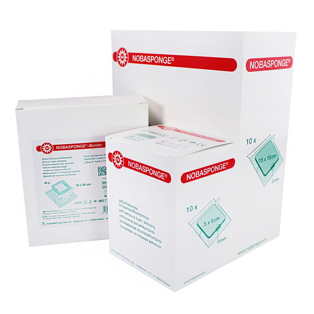 Alt-Text: "Produktbild eines Noba Nobasponge Border Silikon-Schaumstoffverbandes in der Größe 5 x 5 cm. Der Verband ist quadratisch und hat eine weiche, schaumartige Textur mit einem umgebenden Silikonrand, der für eine optimale Haftung sorgt. Die gesamte Oberfläche des Verbandes ist beige, während der Rand in einer leicht anderen Farbschattierung präsentiert wird.