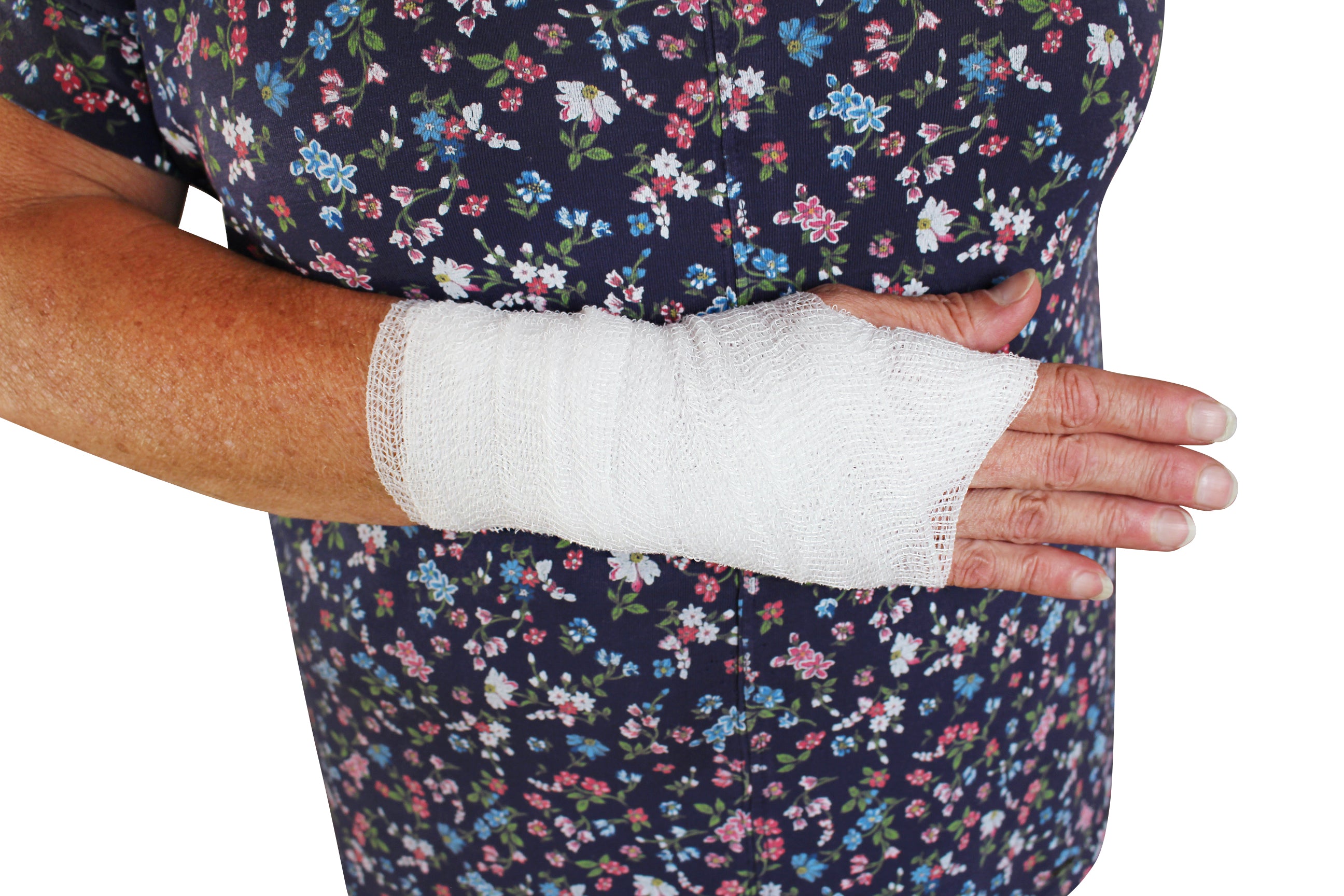 Bild eines Pakets mit 50 weißen Fixierbinden von Noba Nobatex. Die Binden sind in einer transparenten Kunststoffverpackung angeordnet, die den Inhalt zeigt. Jede Binde ist sauber und ordentlich gefaltet. Auf der Verpackung sind Informationen zu den Binden abgedruckt, darunter der Markenname und die Anzahl der Stücke. Die Binden sind für die Verwendung in medizinischen Einrichtungen konzipiert und eignen sich zur Fixierung von Verbänden.