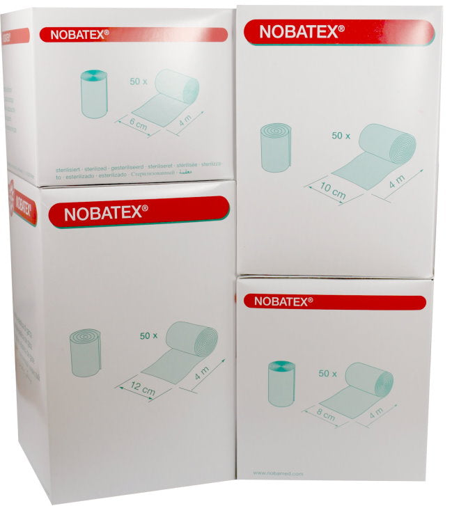 Weißes Produktbild von Noba Nobatex Hospital Fixierbinden. Die Verpackung enthält 50 Fixierbinden mit den Abmessungen 4 cm x 4 m. Die Binden sind ordentlich gestapelt und in einer durchsichtigen Folienverpackung präsentiert, die einen klaren Blick auf die Fixierbinden gewährt. Im Hintergrund ist ein neutraler, heller Farbton zu sehen, der die Binden hervorhebt. Die Fixierbinden sind für medizinische Anwendung gedacht, was sich aus der Präsentation und dem Branding ableiten lässt.